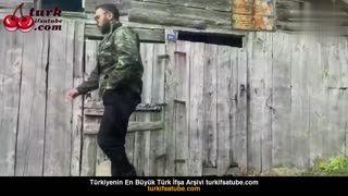 Hira Helis, köydeki elemana saksafon çalıyor, yüzüne patlatıyor